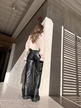 Pantalón de ecocuero negro de corte acampanado.