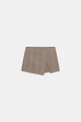 Falda pantalón de tiro medio con diseño de cuadros, bajo con abertura frontal y cierre lateral oculto.