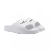 Ojotas Lacoste Serve Slide 2.0 de color blanco, con la inscripción de la marca en color verde oliva sobre la tira ancha.