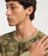 Kit de tres pares de caravanas de metal plateado que incluye un par con dije de spike colgante, un par de spikes pequeños y un par con diseño de estrella.