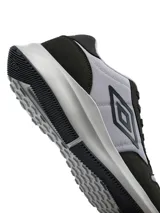 Championes Umbro Volcan II, color gris con detalles en gris oscuro, confeccionados con materiales sintéticos y malla transpirable, con el logotipo de la marca en el lateral.