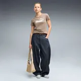 Remera Puma para mujer modelo Ess N°1 Logo Tee, color beige con estampa frontal del logo y isotipo de la marca en color blanco.
