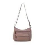 Bandolera de cuero sintético color bordó, con múltiples bolsillos frontales con cierre y correa ajustable en contraste de color.