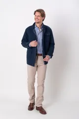 Campera marrón de gabardina de algodón con cuello alto, cierre frontal con doble carro, bolsillos tipo parche con tapa y botón en laterales y pecho.
