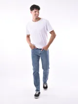 Jean azul oscuro de corte recto, con bolsillos delanteros y traseros.