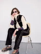 Chaleco de pana color marrón claro con mangas largas de punto color marrón y blanco.