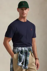 Remera de algodón de corte clásico, color blanco, con cuello redondo y el logo bordado del jugador de polo en el pecho.
