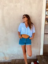 Riñonera de cuero color marrón claro con cierre superior y correa ajustable.