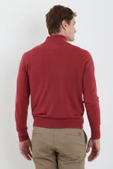 Sweater verde oliva de tejido acrílico con textura similar al cashmere, corte clásico, cuello alto con cierre metálico y tirador de cuerina ecológica.