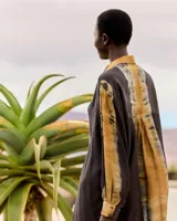Camisa fluida de modal sedoso con estampado tie-dye hecho a mano, corte holgado y relajado, cuello clásico y tapeta de botones a tono.