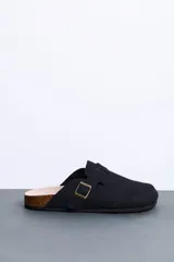 Sandalias Cech estilo zueco color negro, con diseño cerrado en la parte delantera, tira ajustable con hebilla metálica dorada, plantilla anatómica y suela tipo corcho.