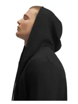 Buzo deportivo Under Armour con capucha y cierre frontal completo. Confeccionado en tejido ligero y de secado rápido, cuenta con bolsillos laterales y puños elásticos. Presenta el logo de la marca sutilmente aplicado en el pecho.