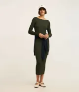 Vestido midi de punto acanalado de la marca Marfinno, color negro, de corte ajustado, con cuello barco y mangas largas.