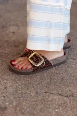Sandalia de cuero con estampado de leopardo, hebilla dorada y suela de corcho.