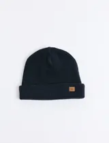 Gorro de punto inglés en color azul marino, con diseño de doble capa y etiqueta de cuero sintético con logo en el frente.