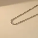 Cadena de plata 925 con diseño de eslabones tipo soga, con acabado brillante.