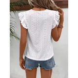 Blusa de tela broderie color negro, con cuello redondo, mangas cortas con volados y detalle de calado horizontal en la parte superior del pecho.