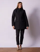 Campera capitoneada de corte largo con diseño acolchado en forma de rombos. Cuenta con cierre frontal completo, capucha desmontable, bolsillos delanteros con solapa y cierre, y forro interno a tono.