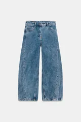 Jeans ZW Collection de tiro medio y corte balloon leg, con efecto lavado, bolsillos clásicos y cierre frontal con cremallera y botón.