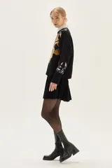 Sweater de cuello redondo con diseño de jacquard floral en cuerpo y mangas, confeccionado en tejido de punto con terminaciones acanaladas en puños y ruedo.