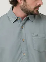 Camisa de manga corta RKF confeccionada en tencel, color verde grisáceo. Presenta cuello clásico, cierre frontal con botones claros, bolsillo en el pecho con bordado del logo del pato al tono y pinza en la espalda.