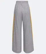 Pantalón pantalona de corte amplio, color gris melange, con cintura elástica y rayas laterales en contraste. Confeccionado en tejido de algodón y poliéster.