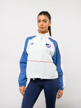 Campera deportiva Umbro del Club Nacional de Football, con diseño de bloques de color en blanco, azul y detalles en rojo. Presenta cierre frontal, cuello alto, mangas largas con puños elásticos y cordón ajustable en el ruedo.