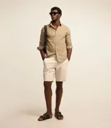 Bermuda masculina de sarga color rosa, corte slim, con bolsillos laterales y cierre con botón y cremallera.