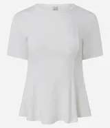 Blusa de manga corta con cuello redondo y diseño peplum, confeccionada en viscosa con recortes estructurados que definen la cintura y aportan movimiento al ruedo.