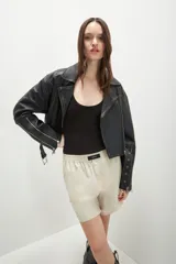 Shorts de poplín color beige con cintura elástica y etiqueta negra con logo de la marca Ginebra.