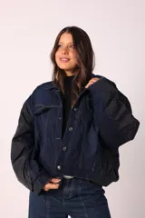 Campera corta de denim azul con mangas largas abullonadas de tela sintética negra.