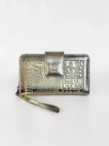 Billetera de cuero dorada con textura de cocodrilo, cierre perimetral y solapa frontal con broche magnético y detalle de búho grabado. Incluye tira de muñeca.
