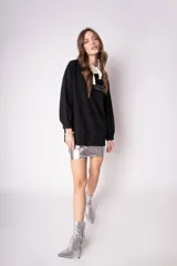 Buzo negro con capucha, confeccionado en algodón Pima, de fit recto y sisa raglán. Presenta un bordado con la palabra "Amore" en el pecho.