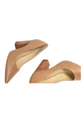 Stilettos de cuero color caramelo con punta fina y tacón de madera.