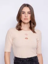 Remera color piel acanalada de manga corta con cuello redondo y aberturas circulares en el escote.