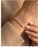 Pulsera de plata 925 con cadena fina y dijes de corazones intercalados con cuentas esféricas.