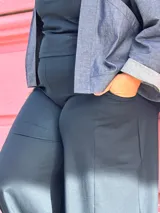 Palazzo de tiro alto confeccionado en jersey de algodón, con diseño amplio y faja ancha en la cintura que brinda soporte. Cuenta con bolsillos laterales funcionales.