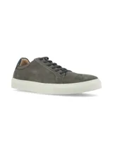 Championes urbanos de gamuza color gris con suela blanca de goma y cordones al tono.