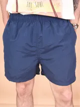 Short de baño azul marino liso, con cintura elástica fruncida y corte por encima de la rodilla.