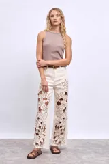 Remera sin mangas color topo, de corte ajustado y cuello redondo.