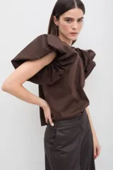 Blusa color marrón chocolate con mangas abullonadas de gran volumen y diseño estructurado.
