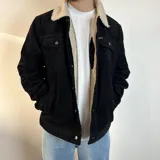 Chaqueta de pana color beige con forro de corderito en el cuello y el interior. Tiene cierre con botones, bolsillos en el pecho y bolsillos laterales.