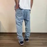 Jean de corte recto con acabado lavado en tono gris oscuro, confeccionado en denim resistente con diseño de cinco bolsillos.