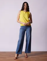 Musculosa tejida color naranja, de hilado fino y cuello redondo.