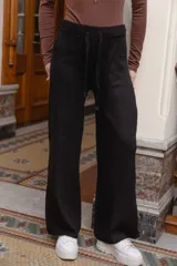 Pantalon tejido de punto negro con cintura elastizada y cordón ajustable.