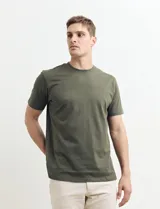 Remera verde militar de manga corta y cuello redondo.