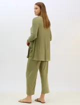 Cardigan abierto de tejido acanalado, con bolsillos frontales y mangas largas de corte entallado con puños de rib.