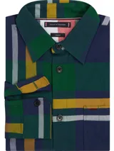 Sobrecamisa de hombre Tommy Hilfiger de corte informal, confeccionada en algodón Oxford con estampado de cuadros en tonos azul, verde, amarillo y blanco. Cuenta con cuello inglés, bolsillo de parche en el pecho con logo de la marca, puños redondeados con dos botones y detalles distintivos de Tommy Hilfiger.