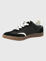 Zapatillas urbanas de diseño deportivo, color negro con detalles en blanco y suela de goma color caramelo con efecto moteado.