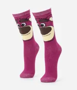 Medias de caña media color fucsia, con diseño estampado del personaje Lotso de Toy Story en la parte superior.